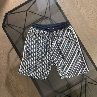 迪奥 Dior 2025 夏季新款满印字母Logo松紧腰休闲短裤 全身采用满印字母Logo，搭配松紧腰围设计，男女好穿，抽绳头自满印Logo，细节满满，不挑身材
