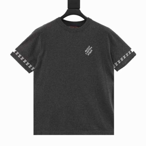 Louis Vuitton 路易威登 24Ss 提花字母Logo短袖 本款短袖圆领衫取材棉质针织，高级灰撞色提花标识铺陈其上。Marque 1 .Vuitton