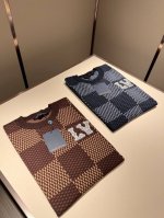 Louis Vuit*On 2025春夏路易家族轻奢针织短袖！男女同款装饰！路易家族的新高端，细节品质永远的那么完美无瑕，创意设计层出不穷。今年春夏季节没有入手