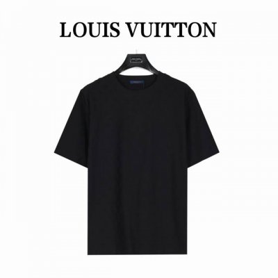 Louisvuitton 路易威登 24Ss 满印老花暗纹提花短袖T恤 定制老花提花爽滑面料 质感舒适度都是拉满的 上身简约百搭， 手感非常舒服 超级百搭好看的