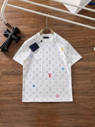 lv 2025夏装新款男女同款短袖T恤，！定制专属纯棉面料，定制原版工艺螺纹，胸前重工字母Logo工艺设计！简约大方，从容百搭，档次极高，完美融入时尚还有风情感