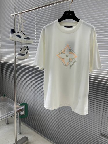 驴牌 25Ss新款 T 恤为胸前融入明丽 3D Monogram 花卉，再以手写体路易威登标识点明品牌身份。Marque L.Vuitton DéposéE 标