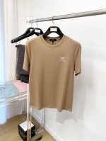 始祖鸟、2025最新款短袖T恤，帅气时尚，胸前定价印胶字母图案Logo，简约百搭款。面料棉 不仅挺括，保持潮流的廓形，又穿着舒适，纱织更细腻，码数 M-3Xl
