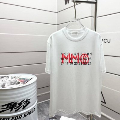 马吉拉 Mm6 2025春夏 官网走秀款 Lv大师亲手设计潮牌新品印花圆领短袖T恤 时尚又个性 超级百搭好看的一款 男女同款 人手必备 吊牌 领标 水洗麦 三标