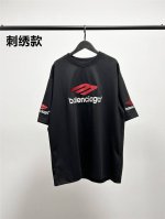 140 高版本，质量很好！原版包装，柜子最新款领标！巴黎世家 Balenciaga男女同款大刺绣品牌Logo字母短袖T恤！此款尺码偏大，最小Xs穿到140斤左右