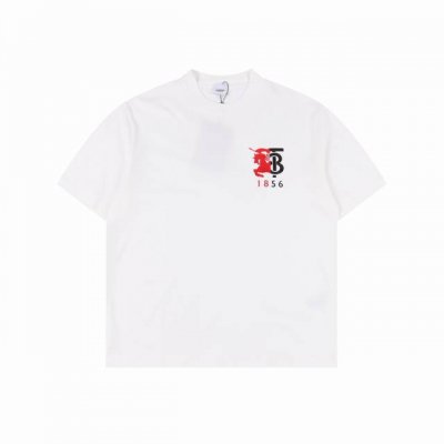 巴宝莉Burberry 跃马Tb胸章刺绣短袖 甄选长绒棉纱，260G精纺高支重磅定织定染面料， 裁前高温洗水定型，成品再洗柔，穿着感受亲肤棉柔，垂感自然。 专柜