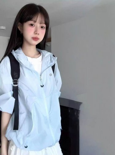 露露乐檬Lululemon 挖到宝！Lululemon 这款防晒衣美炸 宝子们，夏天的太阳越来越毒啦，没有一件靠谱的防晒衣，根本不敢出门！Lululemon 2