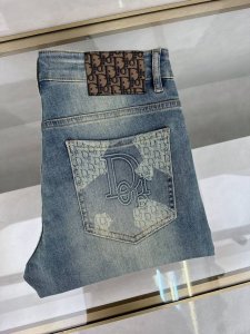 迪奥 2025早春新款现货上市 原单爆款牛仔裤超级定制款 原版五金 超级重工工艺 版型超赞细节做工无可挑剔 款式不挑人 特别高档 好货不等人 看中赶紧下手 尺码