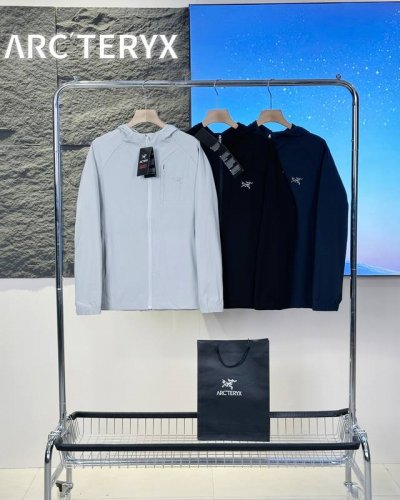 细节图 Arcteryx 始祖鸟口袋刺绣夏季新品情侣户外休闲连帽防晒衣外套！ 日常刚需必备款式.舒适透气多功能！ 面料防晒速干 ，透气性贼啦啦的好冰感极强，专业