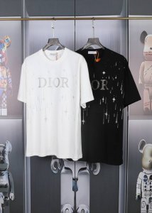 迪奥Dior 新款满印亮片印花短袖 高品质重磅双纱280G32支滑爽纯棉洗水手感 前片高端满印亮片.Logo采用进口压钻 罗纹专门定制.面料舒适柔软 还原特殊工
