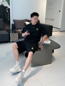 范思哲 独家专供新款潮男时尚圆领短袖短裤套装 潮流时尚休闲短袖套装 透气舒适度高 细节无可挑剔 品牌元素设计理念 体现高品质 呈现休闲裁剪 上身版型超赞 码数