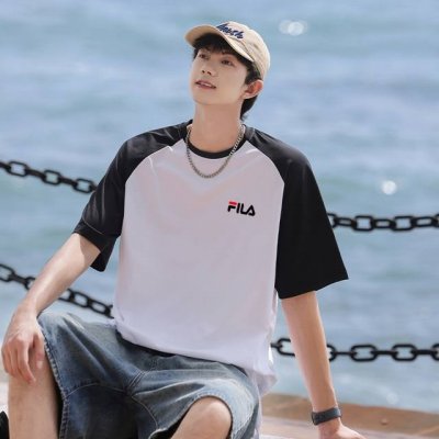 Fila 斐乐海外限定拼接短袖，男女同款，Ins小红书教你搭配上身，春秋新品首发，版型宽松，修饰脸型且舒适有型，近年来深受欢迎的风格，细节无敌，大方又随性，情侣