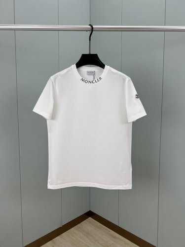 Moncler 春夏男士衣领饰有字母印花品牌标识短袖T恤，Zg同款，正面领口饰有醒目的字母组合标志，袖口边饰有经典毡艺刺绣章仔徽标设计，演绎品牌辨识度，极简风格