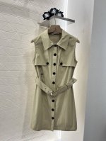 dio*2025新品上架 翻领背心连衣裙 定制Yb斜纹全棉材质 质感细腻 透气舒适 翻领背心裙剪裁 成衣大体素色利用剪裁和细节提升精致度 前襟对称小披肩钮扣开襟