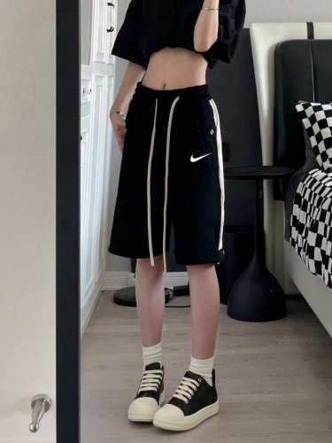 Nike耐克拉链竖条短裤情侣同款高街风泰裤辣 此款面料采用复合面料不起球不掉色 舒适透气！采用拉链设计 可开口透气性变得更佳！夏季必备款！情侣皆可穿版型非常百搭