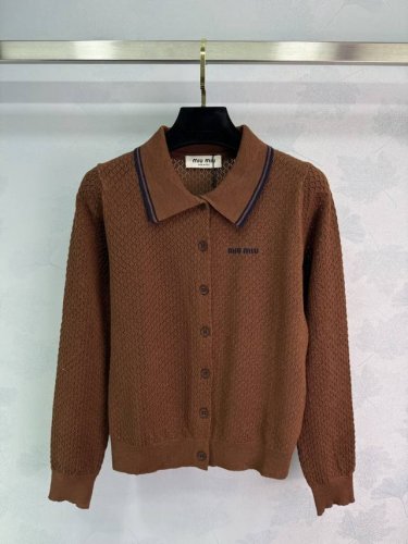 Miumi*2025新品上架 镂空针织开衫 定制Yb丝麻纱线织造 质感高级 光泽舒适 针织翻领开衫剪裁 通体利用镂空钩针肌理交织 勾勒出波浪菱格花纹图案 凸显穿