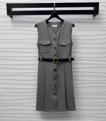 Miumi*2025新品上架 腰带压褶背心裙 定制Yb进口人棉材质 光泽垂顺舒适 通体素色利用裁剪和细节提升精致度 全开襟纽扣开衩调节设计方便穿脱 配合胸前立体