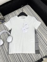 爆款现货 原单品质 Dio*｜2025新品圆领提花色织拼接 定制Yb全棉材质 透气舒适 质感十足 常规短袖T恤裁剪 凸显品牌格调 采用克重纯棉制成 略带有弹力
