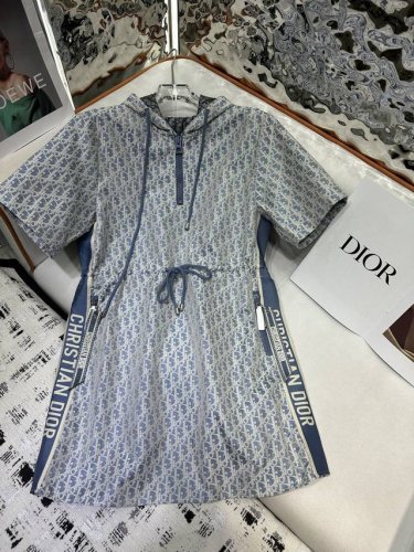 dior*2025夏季新款 连帽短袖连衣裙 整体老花提花面料 侧边织带字母Logo装饰 定制链头配饰 前中半拉链设计 洋气感十足 单色Sml