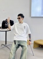 克罗心 破洞新款字母印花双层重工短袖T桖 破洞设计 字母图案不管是T桖还是卫衣都是每年的爆款单品 前幅大面积印花采用大康丽数码印花机直喷 成本极高 经过多次的调