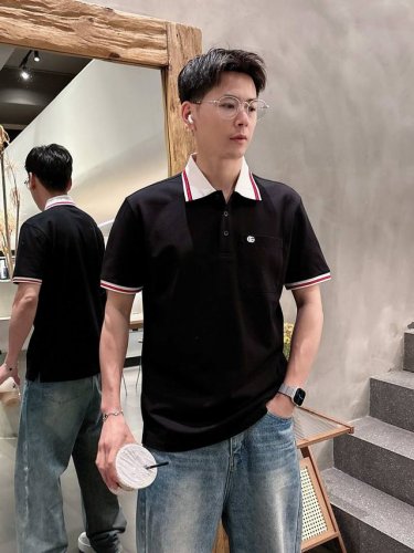 古驰 2025春夏新款首发专柜最新款短袖翻领T恤 高端订制 设计前卫时尚 品牌Logo重工艺设计 高端定制丝光云朵棉面料.手感柔软.穿着舒适.专柜级别精致车线.