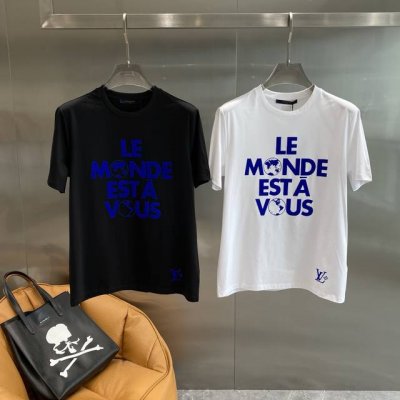 驴家 Lv T恤 超亮眼的蓝色文字“Le Monde Esta Vous”，个性又时尚，走在街上回头率绝对爆表 面料舒适亲肤，M-3Xl 隔天