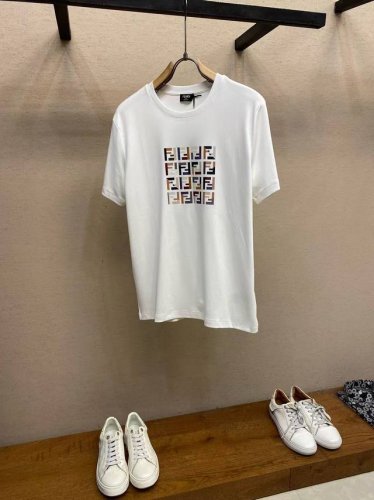 fendi 新品拼色Ff数码印花圆领短袖T恤 正面胸前饰有品牌拼色Ff数码印花设计 下脚缝有Fendi贴条标识并附有颗F型五孔珍珠贝母纽扣 彰显品牌的独有设计