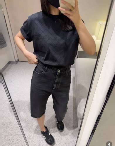 Chane*25新款重工烫钻露背 原版开发 高版出品 透气舒适 质感十足 常规T恤裁剪 凸显品牌格调 采用克重纯棉制成 略带有弹力 呈现显瘦视觉效果 整件以烫钻