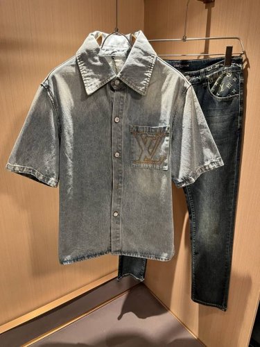 louis Vuit*On 路易*登 2025春夏新款轻奢男女同款短袖牛仔衬衣款，路易家族的新高端，细节品质永远的那么完美无瑕，重工洗水设计！刺绣字母Logo图