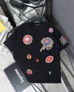 Louisvuitton 路易威登X草间弥生面孔太阳鱼重工刺绣针织短袖T恤 -重工45W针刺绣，本款棉质 T 恤来自路易威登 X 草间弥生合作系列，向艺术家自