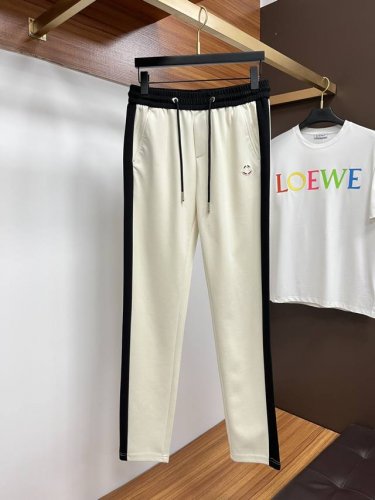 蒙口 2025Ss夏季专柜新品同步上市。原单订制高品质时尚休闲裤。超级百搭款。独家定制-进口高端绵面料，手感细腻柔软，贴身舒适，上身超有型！原版定制专柜最新五金