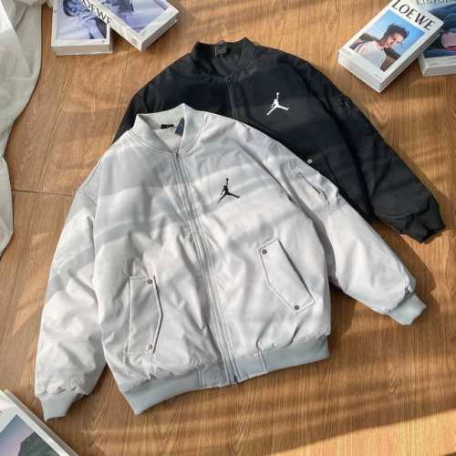 200 Air Jordan乔丹棒球飞行员立领夹克棉服外套冬季新品 双色可选 现货上新！ 专柜同款宽松修身版型 手臂复杂大口袋设计 细节还原定制螺纹细节辅料 1