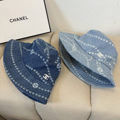 配防尘袋+ 这款25年香奈儿 Chanel牛仔渔夫帽，真的是时尚与品质的完美融合！专柜专用牛仔布，摸起来质感超棒。它不是那种软塌塌的布料，有一定的挺括度，能很好