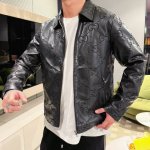 古奇 2025春季新款夹克皮衣外套 秀场新品品相非常完美 记忆面料舒适保暖 三标齐全色泽饱满诱人 非常出彩的设计 轻松将时髦感进阶 做工极为考究严谨 走线工整细