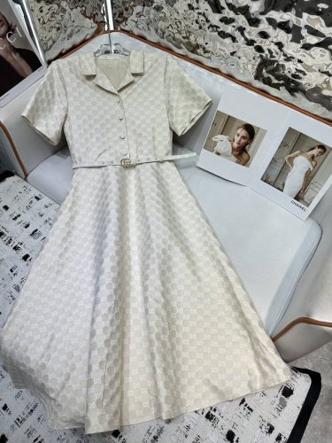 gucci*2025夏季新款 翻领长款连衣裙 整体提花面料轻奢感十足 搭配本布包条腰带 纽扣细节满满 颜色清新非常适合夏日穿搭 质感极佳 两色Sml