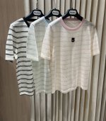新品#Chan*圆领撞色条纹5字立体Logo短袖针织衫 甄选16.8%聚酯纤维83.3%粘纤 12针机织。3色可选，蓝白、粉白、黑白条纹，清新亮眼，瞬间点亮你的