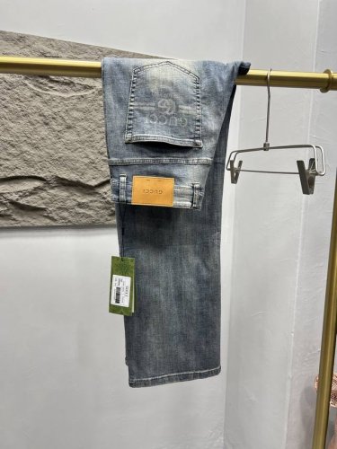 Gucc* 2025早春男士丹宁阔腿牛仔裤！ 客供高级进口的丹宁原色面料，S特选日本冈山纯正13Oz 盎司牛仔布料，重磅环保植物酵素水洗工艺，G肌理有着淡淡的色