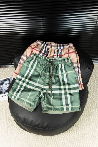 顶级版本-款号W49 巴宝莉Burberry 经典大格纹滑料短裤 格纹弹力抽绳短裤 内里网布里 定位对格剪裁 休闲宽松版型100%聚酯纤维斜纹面料 干爽透气又比