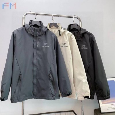 新款Arc’Teryx始祖鸟男子Gore-Tex 防水透气冲锋衣 傲视全网，最新科技面料，口袋压胶防水技术内里网状型，今年始祖鸟最新款的设计，连帽设计 拉链可以
