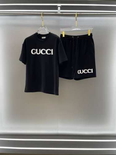 gucci 古奇高端定制 2025春夏新款首发专柜最新款短袖短裤休闲套装 高端订制 设计前卫时尚！品牌Logo重工艺设计 高端定制纯棉面料.手感柔软.穿着舒适.