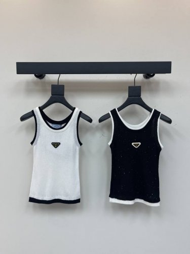 prad*25春夏新款重工珠片拼接针织背心 定制进口材质 质感高级 舒适柔软 圆领背心修身上衣剪裁 密实针织包裹性强 修身显瘦 领口袖口拼色增添设计感 胸前字母