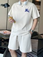 bur 2025春夏款新品休闲套装 尽显优雅格调。米白色调纯净柔和，传递出简约与高级感。T恤和短裤的宽松版型，穿着舒适自在，适配多种场合。胸口与裤袋处蓝色的品牌