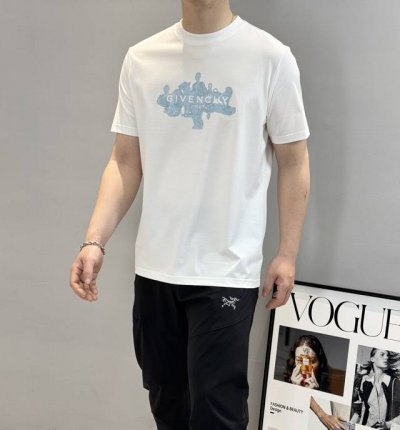 Givench*Y纪梵-希25S夏季圆领短袖.极为难得的款式，采用190G丝光棉面料，贴身体感非常舒适透气.......镜头画面高温烫画字母图形工艺！极其用心的