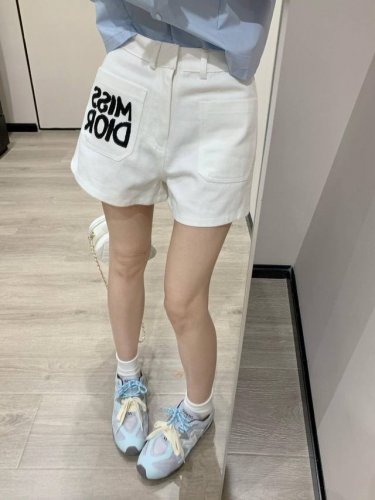 Cd家 双口袋字母印花牛仔短裤！经典又有型各种都能完美驾驭 细节美到爆精美又日常轻松驾驭质感棒棒哒减龄 时尚 休闲少女感穿上就拥有了整个夏天的感觉 可以闭眼入