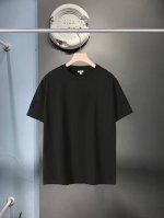 Loewe 罗意威 2025夏季新款 袖子贴布大刺绣Logo字母 百搭款圆领短袖T恤男女同款 贴布大刺绣Logo字母 轻盈棉质平纹针织 T 恤 宽松版型 这件T