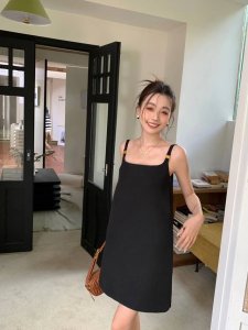 miumiu 小黑裙 金属徽标设计简约而不简单 单穿或者内搭衬衣都 版型超显瘦 Sml
