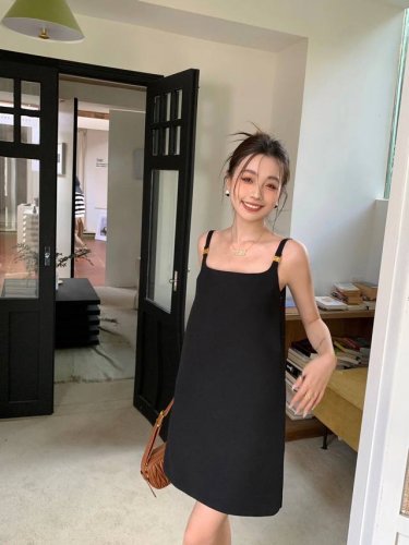 miumiu 小黑裙 金属徽标设计简约而不简单 单穿或者内搭衬衣都 版型超显瘦 Sml