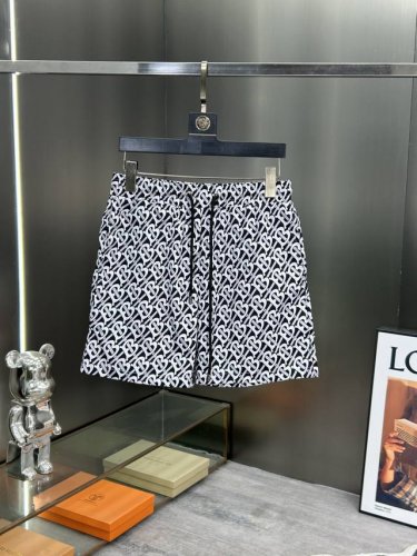巴宝莉 主推夏季最新款 男士休闲短裤，沙滩裤，定制速干面料，质感软糯顺滑，不仅是沙滩上的霸主，即使体闲穿上街也是型得很，夏季百搭单品。男女同款 尺码：M-3Xl