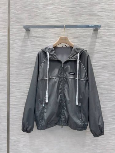 Miu Mi* 2025Ss新款 结合风衣与防晒衣的碰撞设计 超轻薄面料 特殊材质有肌理感 每个小细节都非常注重 恰到好处的高级感 立体剪裁 让成衣上身更为精致