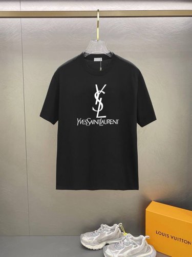圣罗兰 2025最新男士高端好货，胸前字母徽标印花图案增添活力感！最经典一目了然的干净与纯粹的结合.必入款推荐！选用190克双股丝光面料制成 纹理清晰，尽显高端